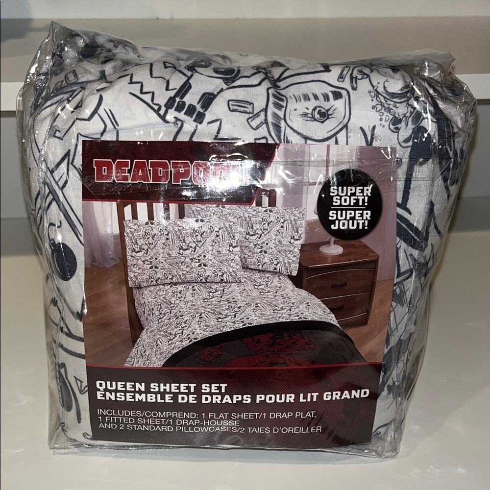 Graphic Black and White
Jay Franco Queen DeadPool Sheet Set